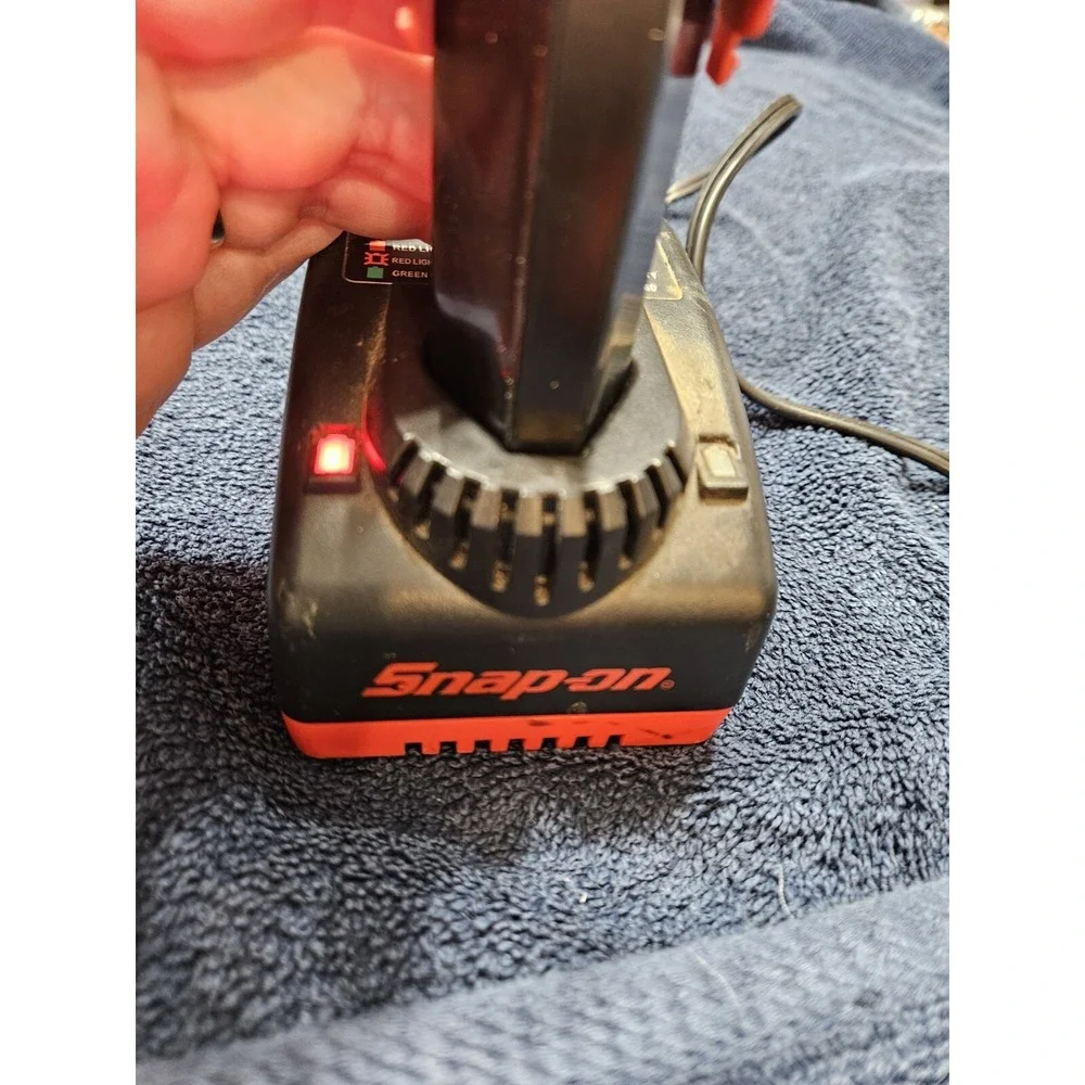 Snap-On Model CTC572 7.2 Volt Class 2 Battery Charger‎ Working